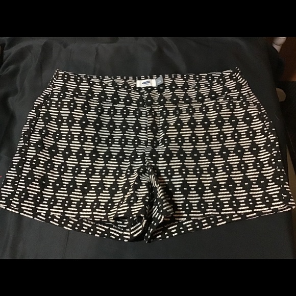 OLD NAVY IKAT PRINT SZ 6 SHORTS EUC - Picture 1 of 2